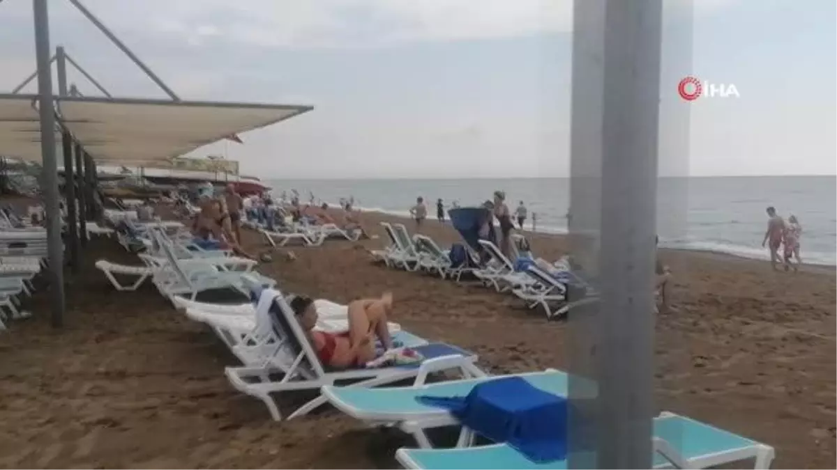 Antalya haberleri! Manavgat\'ta sahilde patlayan kanalizasyon ve kötü koku turistlere zor anlar yaşattı