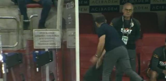 Okan Buruk, Galatasaraylı futbolcuların sahadaki halini görünce çılgına döndü