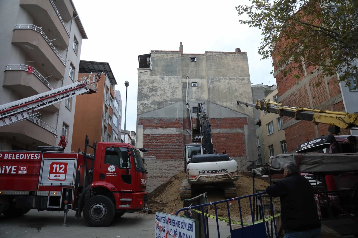 Sinop haberi | Sinop\'ta duvarlarında geniş çatlaklar oluşan apartmandaki eşyalar kontrollü olarak boşaltılıyor