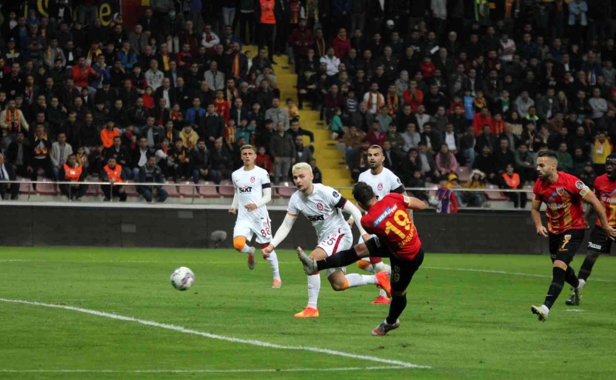 Spor Toto Süper Lig: Kayserispor: 2 Galatasaray: 0 (İlk yarı)