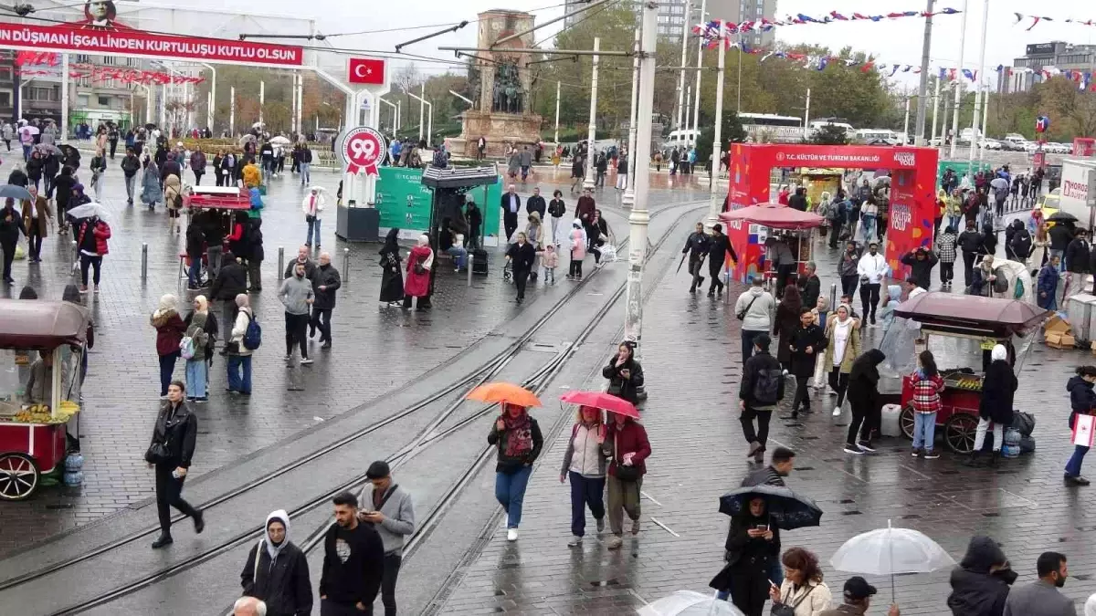 Taksim\'de yağmur ve rüzgar vatandaşlara zor anlar yaşattı