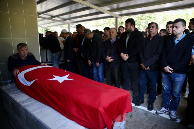 Türkiye maden şehitlerini uğurluyor! Cenazelerden gelen görüntüler yürek yakıyor