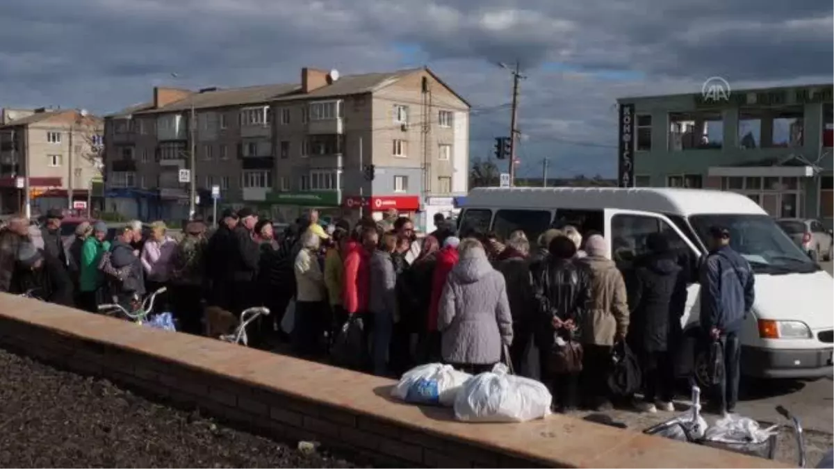 Ukrayna\'nın Balakliya kentindeki vatandaşlara gönüllüler tarafından gıda yardımında bulunuldu