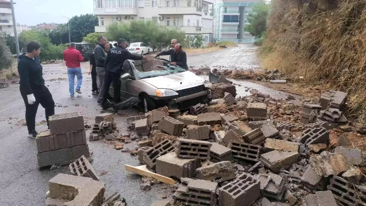 Yağmur sebebiyle yıkılan istinat duvarı otomobili hurdaya çevirdi