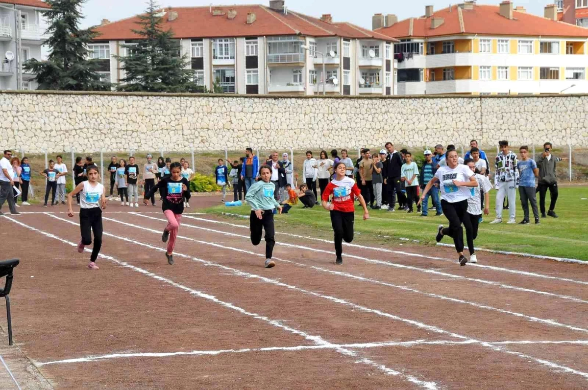 Konya spor haberleri... Akşehir\'de 4. Zekai Baloğlu Atletizm Yarışmasına yoğun ilgi