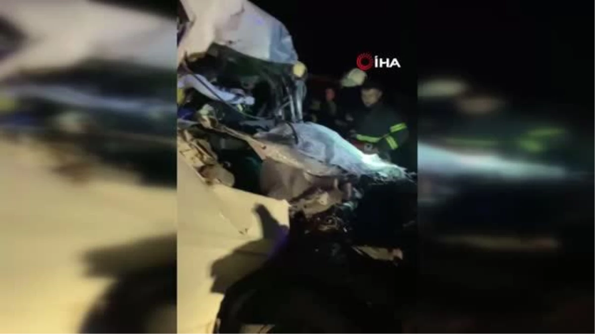 Son dakika haber... Amasya\'da minibüs tıra çarptı: 2 ölü 1 yaralı