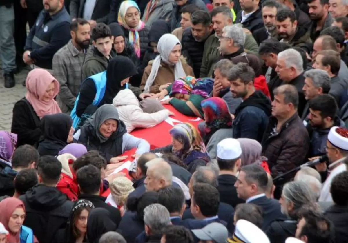 Son dakika haberi: BARTIN-BAKAN BOZDAĞ MADEN İŞÇİSİ BERKAY KESİM\' İN CENAZE TÖRENİNE KATILDI