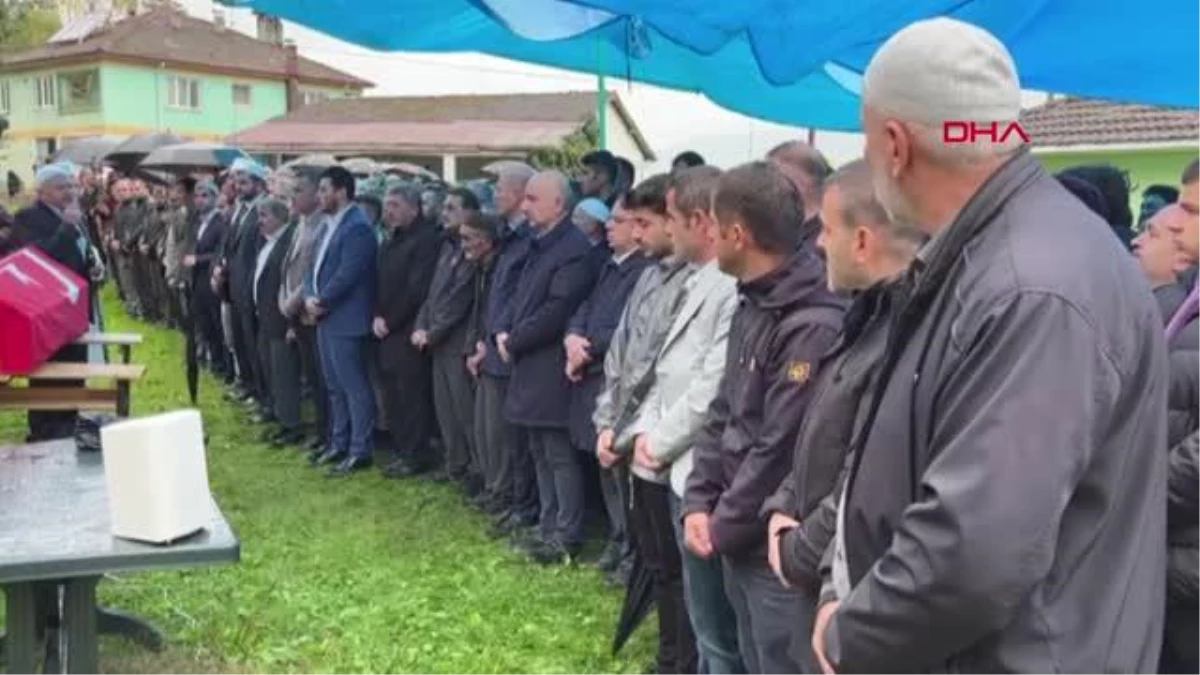 İçişleri Bakanı Süleyman Soylu ile Enerji ve Tabii Kaynaklar Bakanı Fatih Dönmez, Ahatlar köyünde 3 madenci için düzenlenen cenaze törenine katıldı.