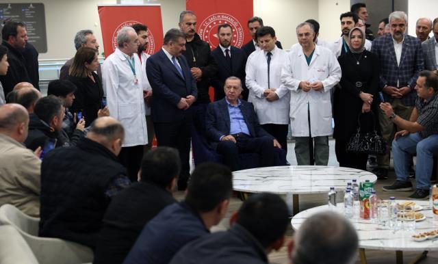 Cumhurbaşkanı Erdoğan, maden faciasının yaralılarını ziyaret etti: 5'inin durumu ağır, umutsuz değiliz Cumhurbaşkanı Erdoğan, maden faciasının yaralılarını ziyaret etti: 5'inin durumu ağır, umutsuz değiliz