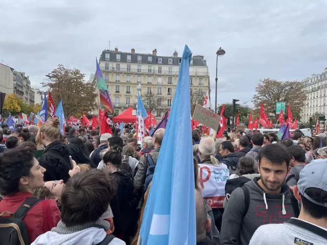 Zamlar canlarına tak etti! Fransa'da binlerce kişi sokaklara çıkıp hayat pahalılığını protesto etti