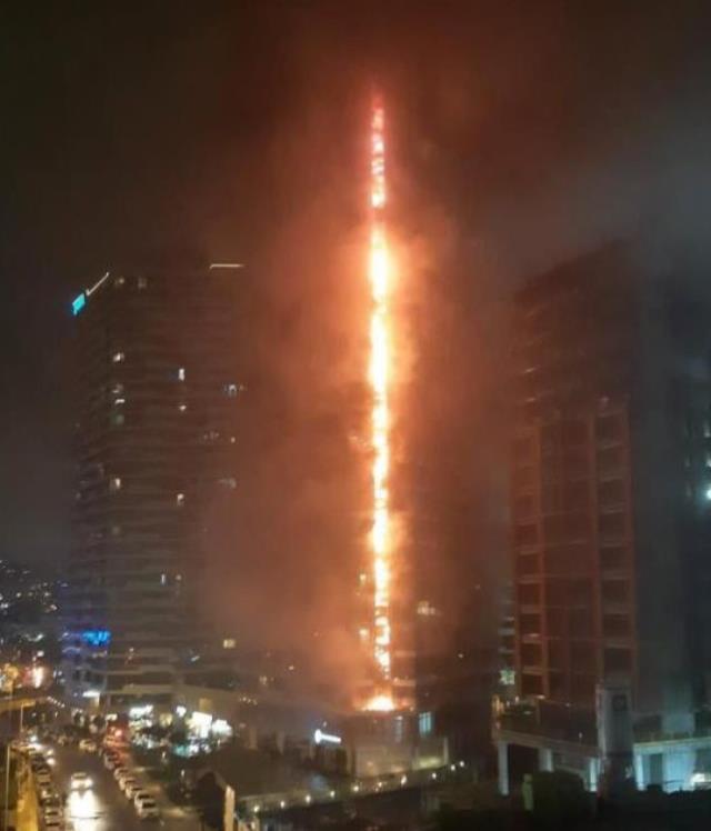 Kadıköy'de 24 katlı rezidans yangını kontrol altına alındı