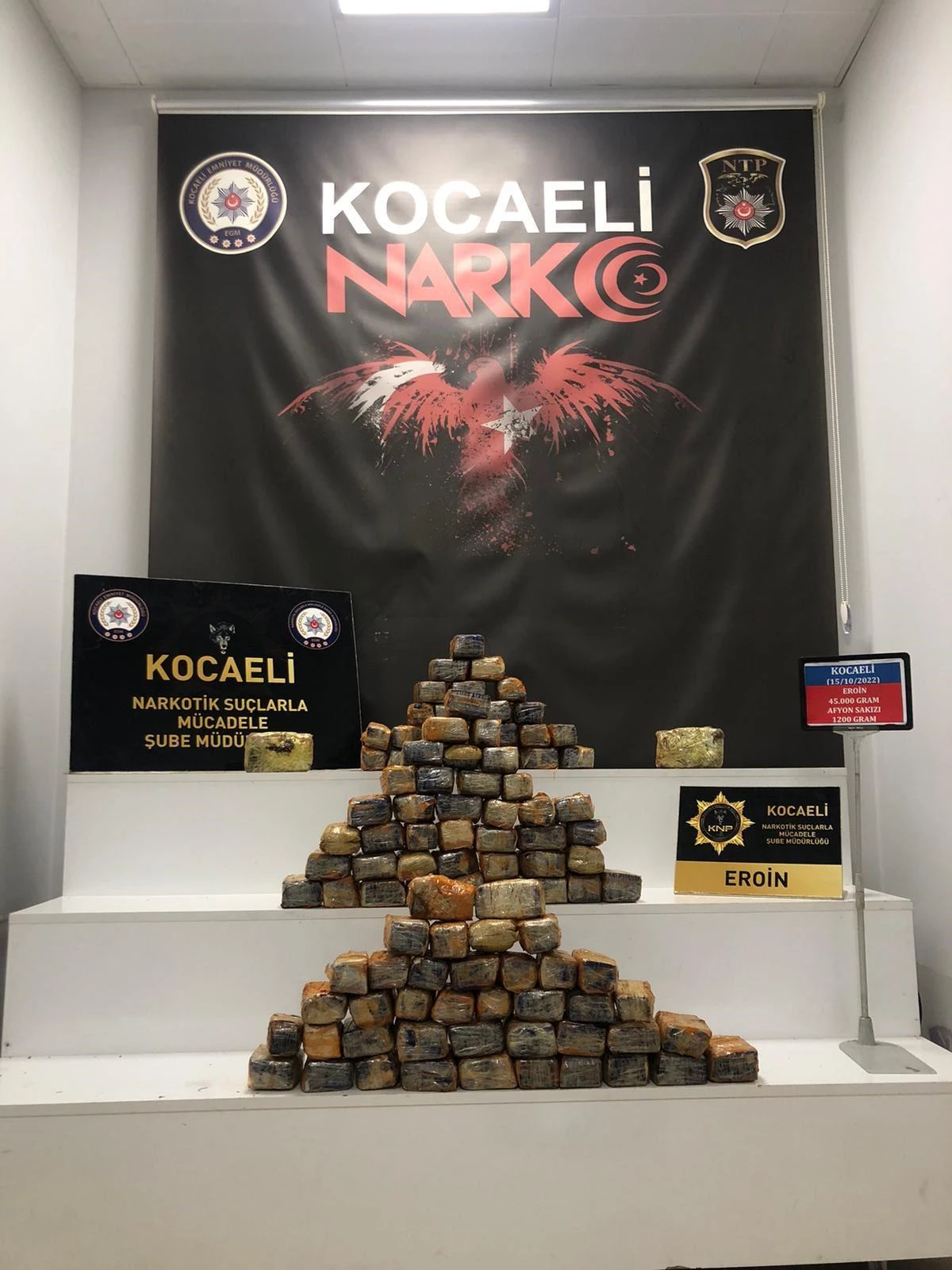 Kocaeli gündem haberi | Kocaeli\'de tırın dorsesine gizlenmiş 45 kilogram eroin ele geçirildi