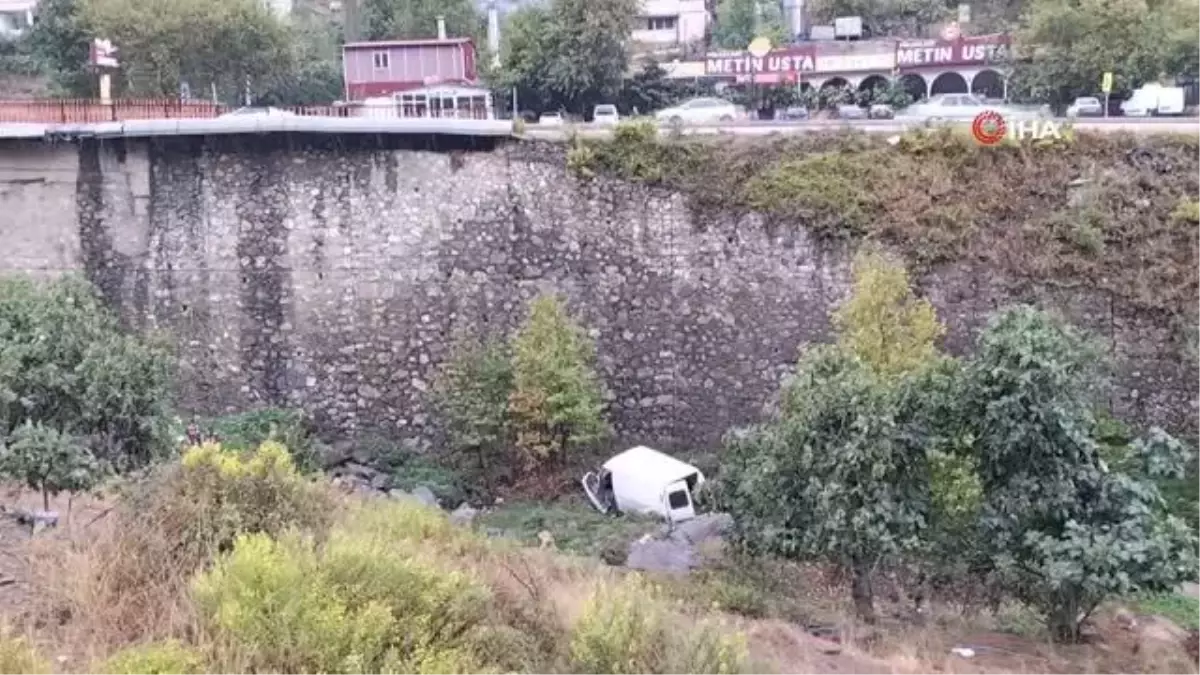 Kontrolden çıkan minibüs şarampole yuvarlandı: 2 ağır yaralı