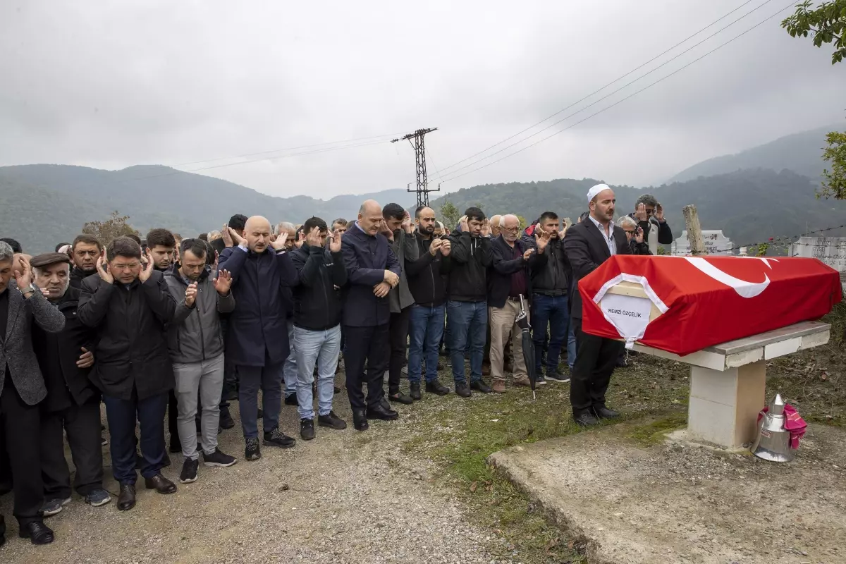 Son dakika haber | Maden ocağındaki patlamada hayatını kaybeden işçilerden Remzi Özçelik son yolculuğuna uğurlandı