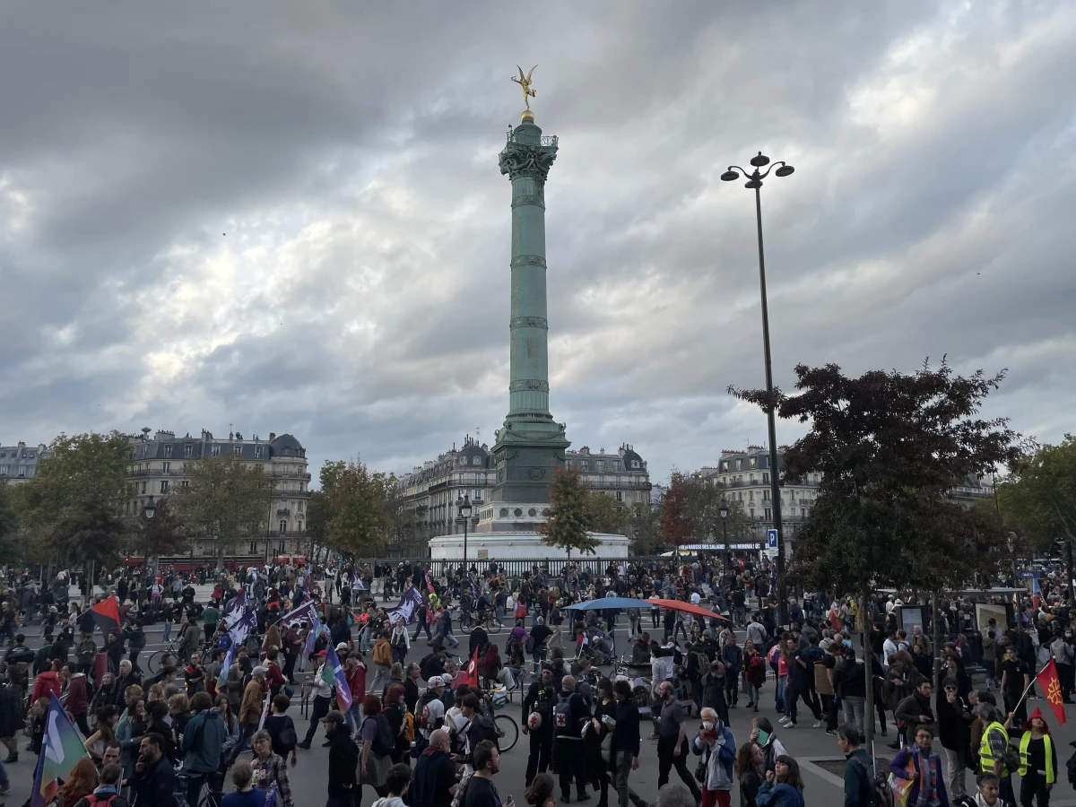Organizatörler, Paris\'teki gösteriye 140 bin kişinin katıldığını belirtti