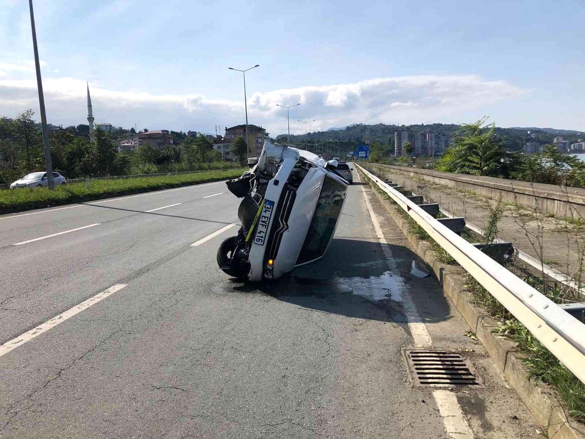Son dakika haberi! Rize\'de park halindeki otomobile çarpıp takla attı: 2 yaralı