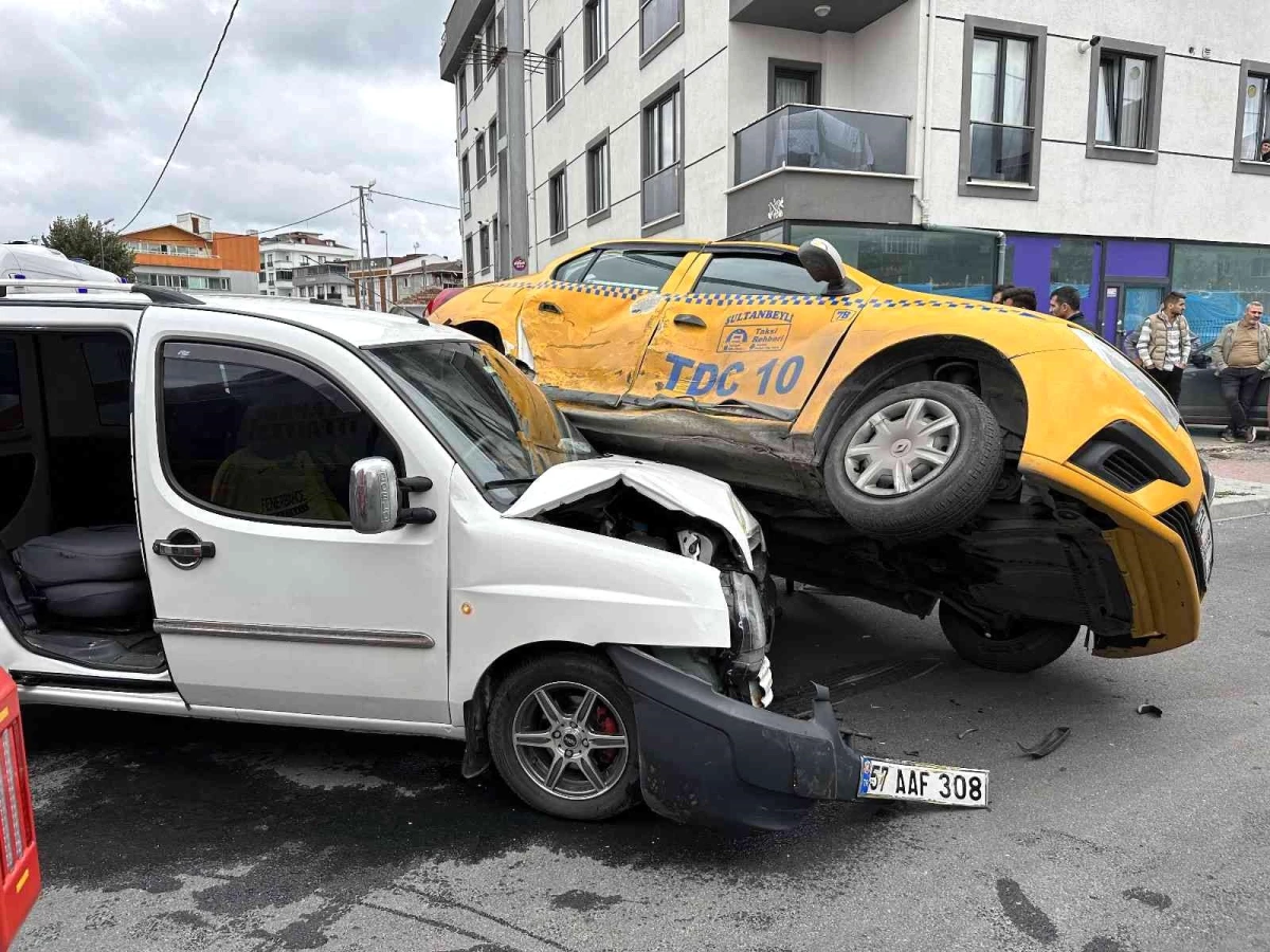 Son dakika haber: Sultanbeyli\'de iki ticari araç çarpıştı: 4 yaralı
