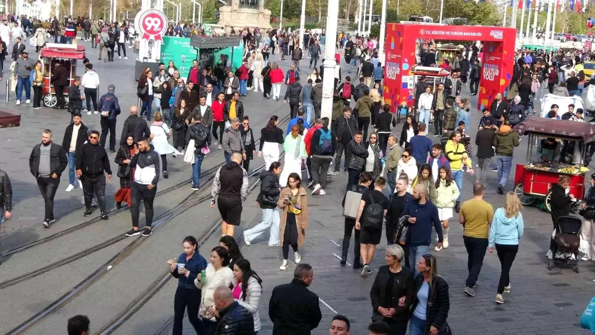 Taksim\'de pazar yoğunluğu