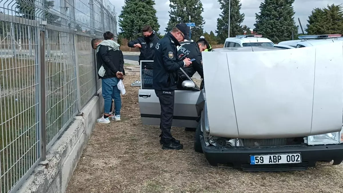 Son dakika haberleri... Polisten kaçarken kaza yapan uyuşturucu şüphelileri yakalandı