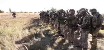 Ukrayna ordusuna katılan gönüllülere cephe öncesi askeri eğitim veriliyor