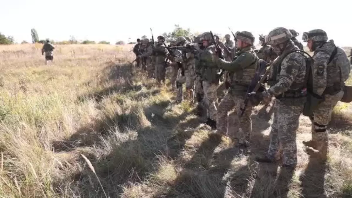 Ukrayna ordusuna katılan gönüllülere cephe öncesi askeri eğitim veriliyor