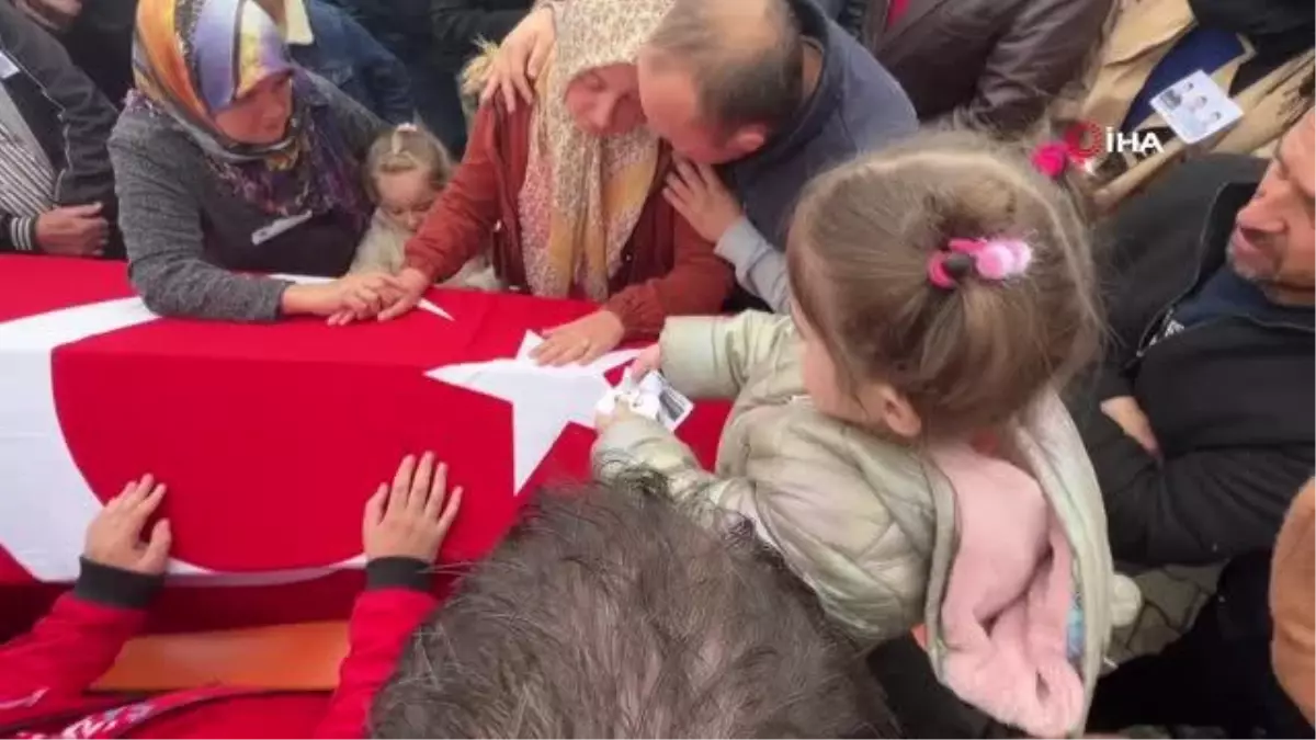 Yürekleri dağlayan anlar... Şehit düşen babasının fotoğrafını annesine böyle gösterdi