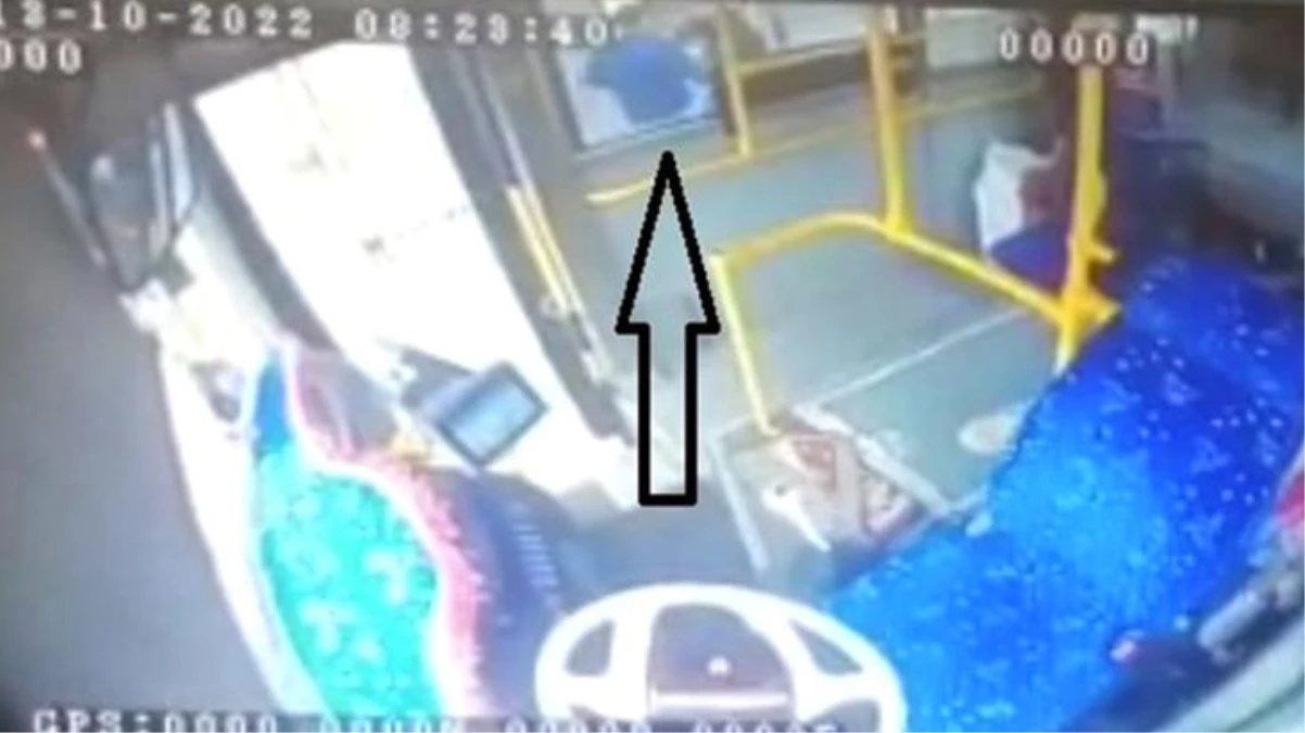 Otobüs şoförünün yolcuların gözü önünde bıçakla öldürüldüğü anlar kameraya yansıdı