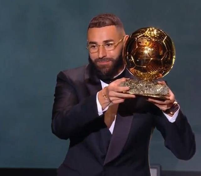 2022 Ballon d'Or ödülünü Real Madrid'in yıldızı Karim Benzema kazandı