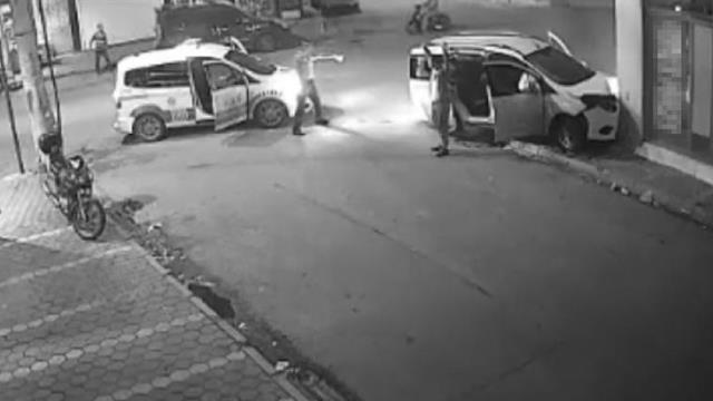 Adana'da polisten kaçan aracın yakalandığı an aksiyon filmlerini aratmadı. Olay anbean kameralara yansıdı