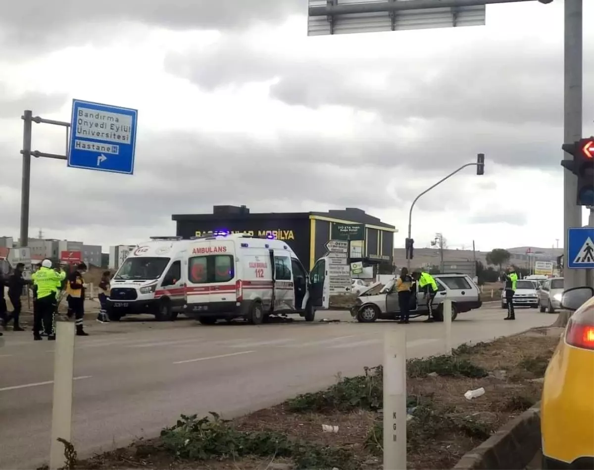 Ambulans ile otomobil çarpıştı: 3 yaralı