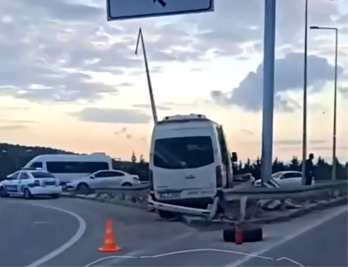 Bariyere çarpan servis aracının sürücüsü yaralandı