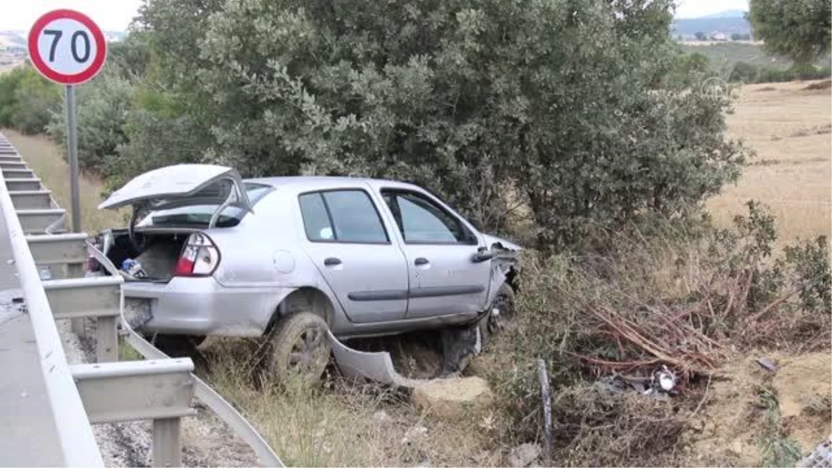 Bariyere ve ağaca çarpan otomobilin sürücüsü yaralandı