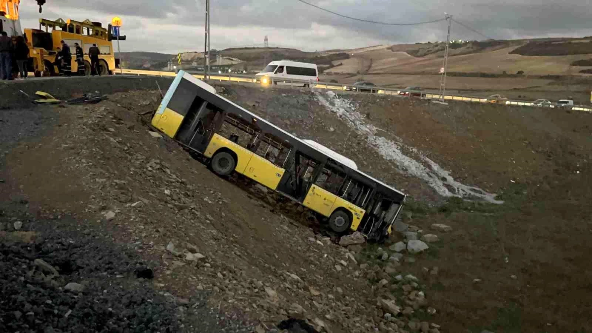 Başakşehir\'de İETT otobüsü şarampole uçtu