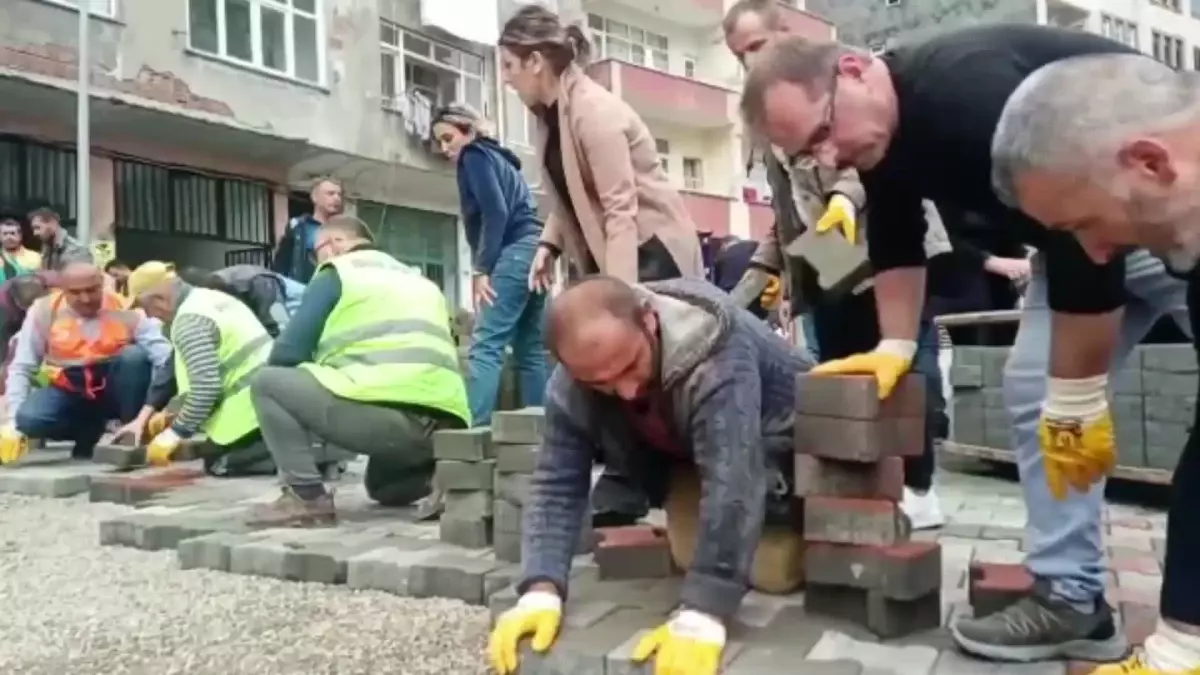 Artvin haberleri... Borçka Belediyesi\'nin Çağrısıyla Sokak ve Caddelere Parke Taşı İmece Yöntemiyle Döşeniyor