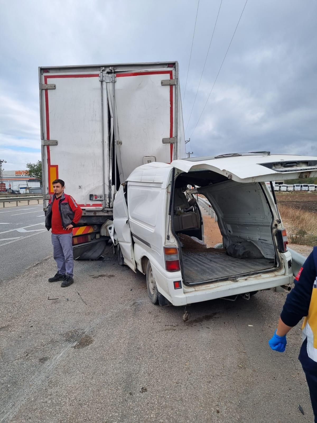 Son dakika haber... Bursa\'da tıra çarpan panelvanın sürücüsü öldü