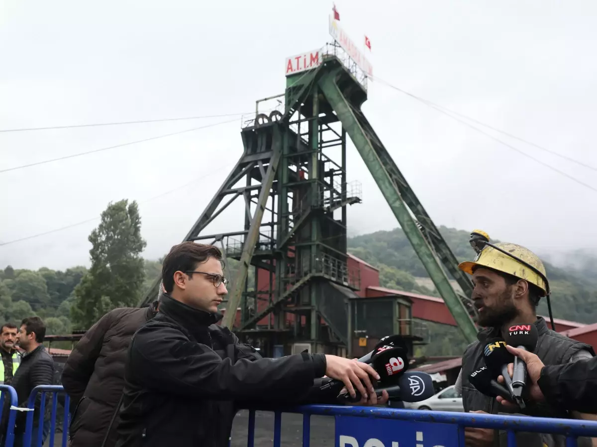 Çalışma arkadaşlarını kurtarmak için maden ocağına koştu