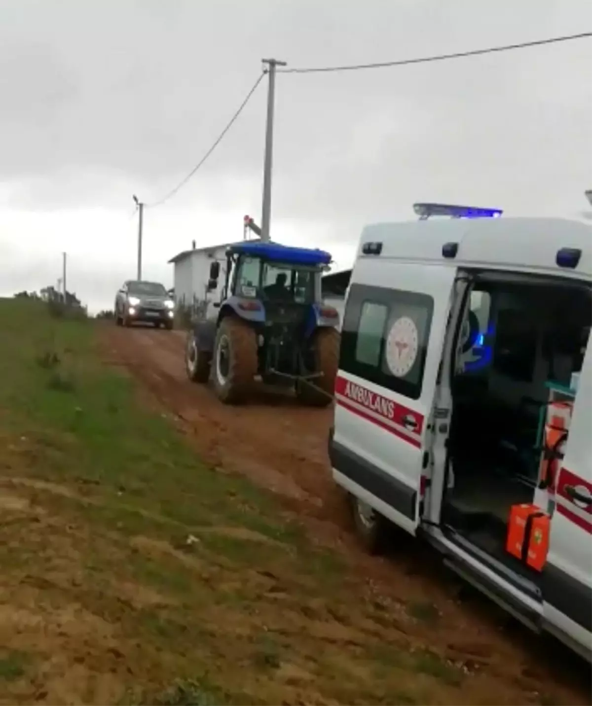 Son dakika haber... Çamura saplanan ambulansı traktör ile çektiler