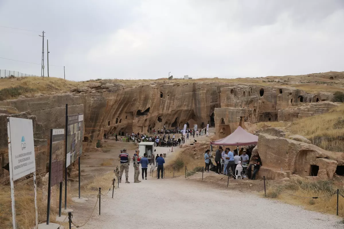 Dara Antik Kenti\'nde "Taşla Dokunmuş, Sevgiyle Yoğrulmuş Mardin" defilesi yapıldı