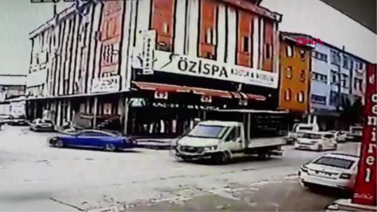 DİREKSİYON BAŞINDA SARA NÖBETİ GEÇİREN SÜRÜCÜNÜN OTOMOBİLİ 6 ARACA ÇARPTI; O ANLAR KAMERADA