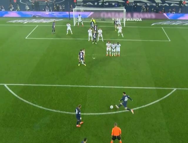 Dünya, Messi'nin kullandığı frikik öncesi Marsilya kalecisinin aldığı önlemi konuşuyor