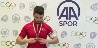 Dünya üçüncüsü bilardocu Denizcan Akkoca, bağlamasıyla da gönüllere sesleniyor