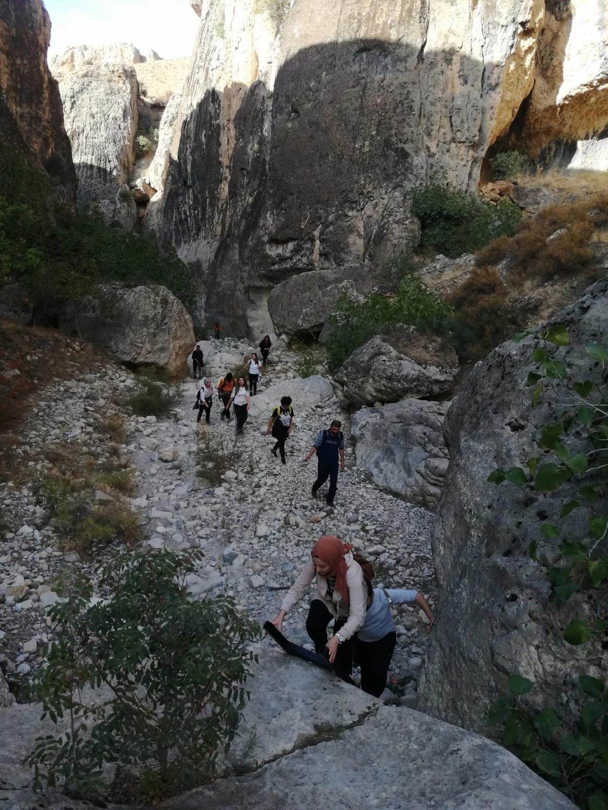 Elazığ kültür sanat haberi: Elazığ\'da 300 kişilik grup Saklıkapı Kanyonu\'nu ziyaret etti