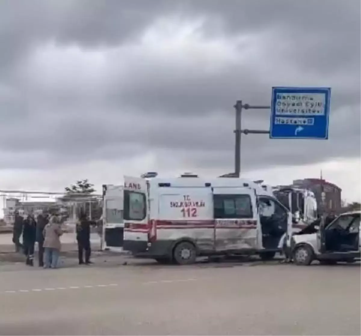 Hasta taşıyan ambulansa otomobil çarptı; 4 yaralı