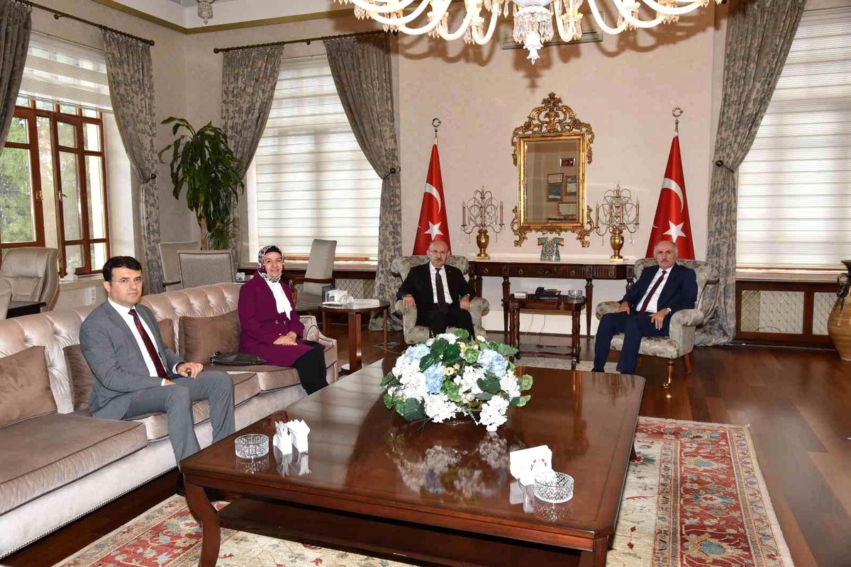 İZDES heyeti Vali Karadeniz\'le fikir alışverişinde bulundu