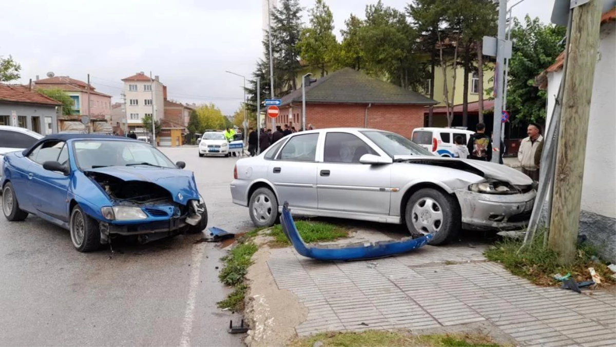 Kavşakta çarpışan otomobillerin sürücüleri yaralandı