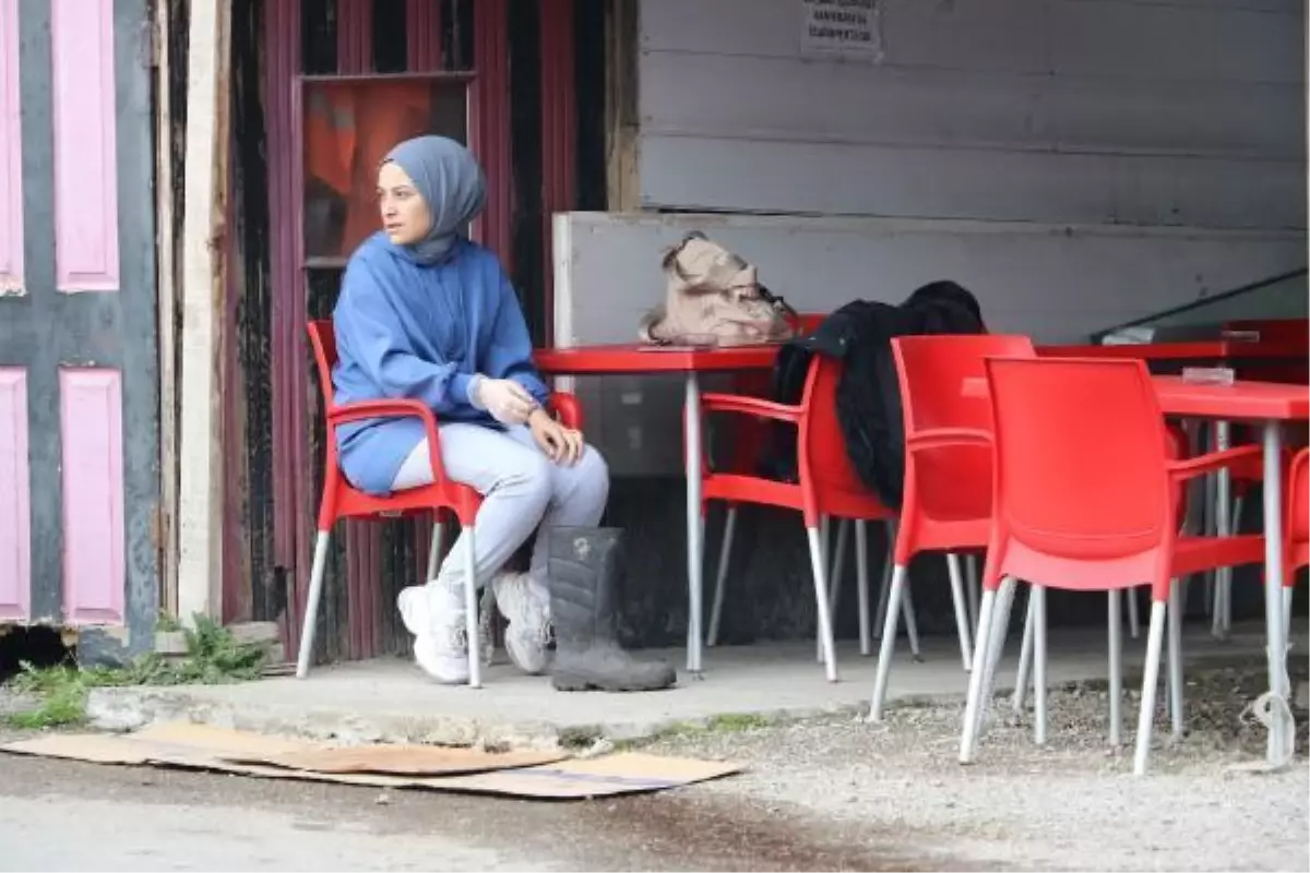 Maden faciasından yaralı kurtulan kocasına ait çizmeyle hastane önünde bekleyen kadının sözleri yürek yaktı