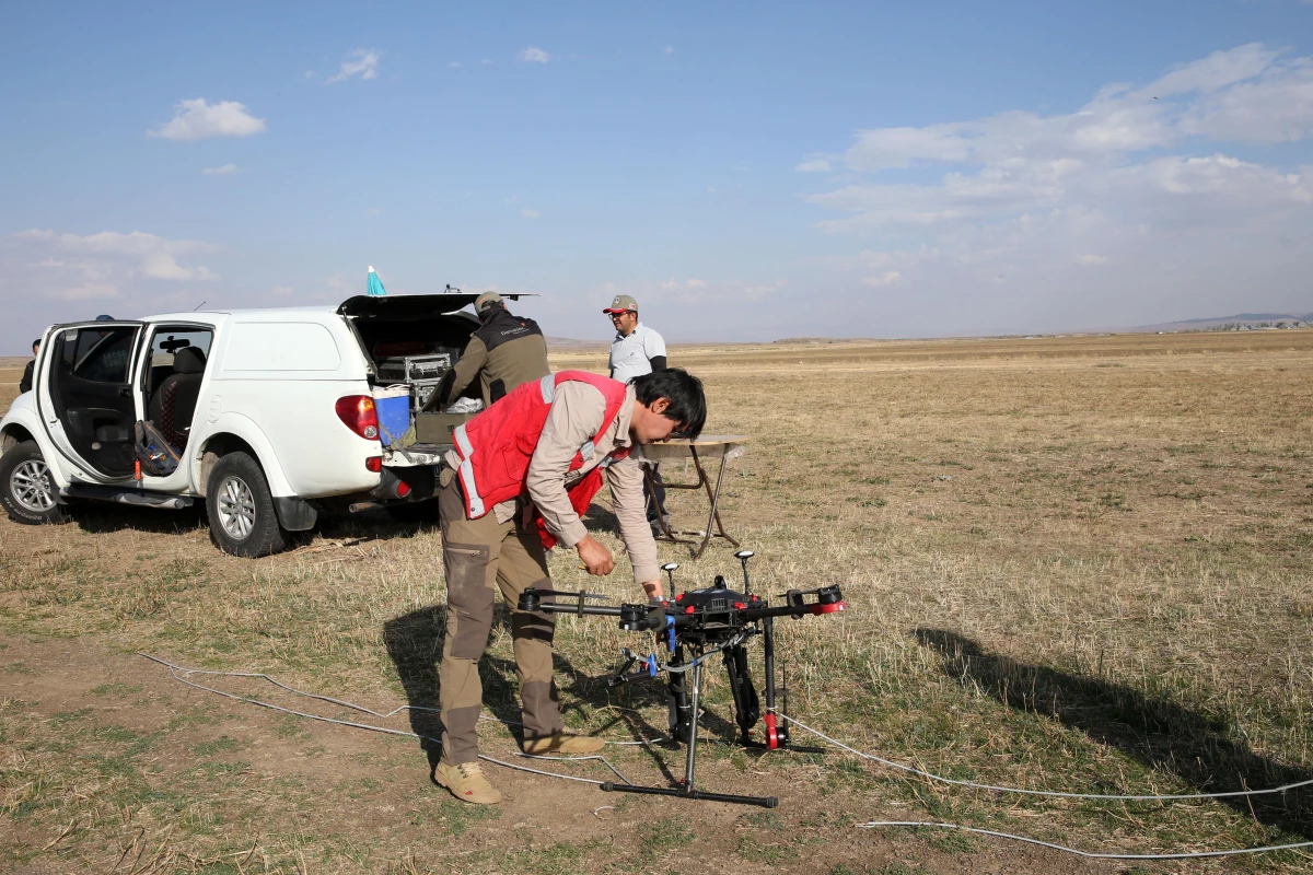 Muş gündem haberleri | Malazgirt Savaş alanı drona entegre edilen "manyetometre cihazı" ile tespit ediliyor