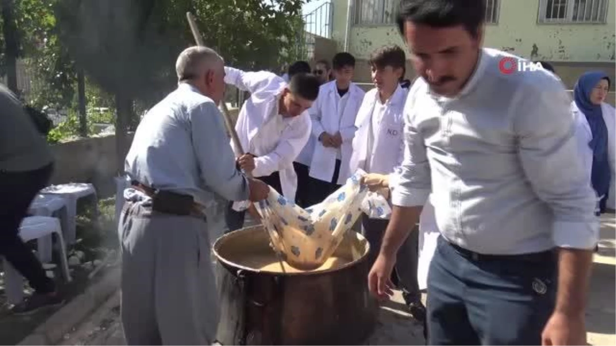 Son dakika haberi | Meslek okulunda şıra şenliği: Okul bahçesinde dev kazanlar kaynatan öğrenciler pestil yaptı