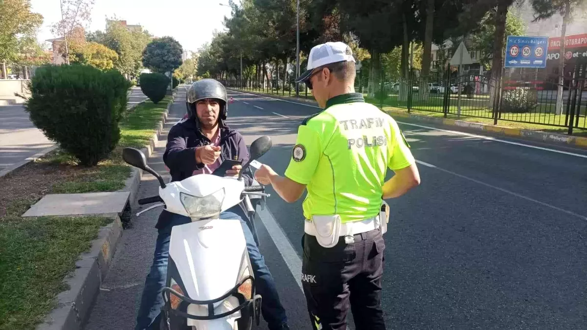 Motosiklet sürücülerine kask denetimi