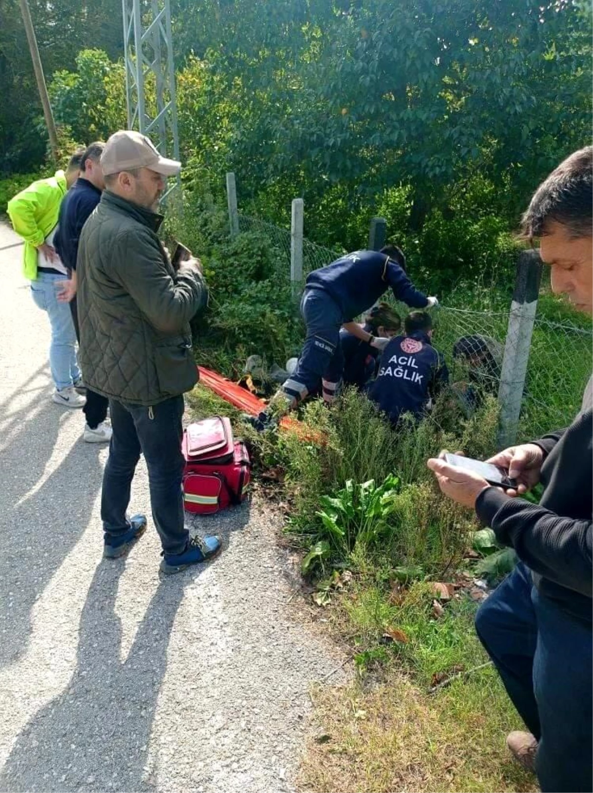 Motosikletiyle şarampole yuvarlanan genç ağır yaralandı